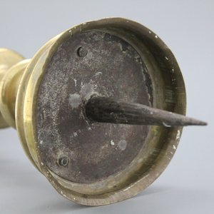 A large brass pricket candlestick, 16th C. — 照片 1