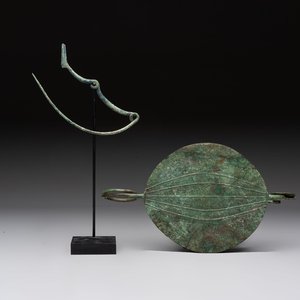 A large bronze Etruscan bow-shaped fibula and a Hungarian fibula with spring clasp, 12/7th C. B.C. — 照片 1