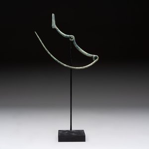 A large bronze Etruscan bow-shaped fibula and a Hungarian fibula with spring clasp, 12/7th C. B.C. — 照片 2