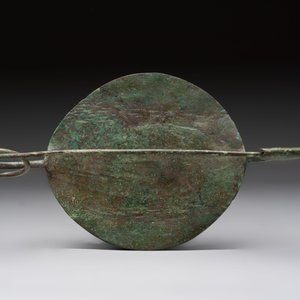 A large bronze Etruscan bow-shaped fibula and a Hungarian fibula with spring clasp, 12/7th C. B.C. — 照片 7