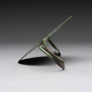 A large bronze Etruscan bow-shaped fibula and a Hungarian fibula with spring clasp, 12/7th C. B.C. — 照片 8