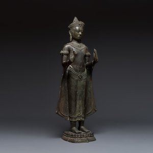 A large bronze Lopburi-style standing Buddha Shakyamuni, Thailand or Cambodia, 20th C. — foto 1