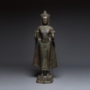 A large bronze Lopburi-style standing Buddha Shakyamuni, Thailand or Cambodia, 20th C. — foto 2
