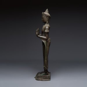 A large bronze Lopburi-style standing Buddha Shakyamuni, Thailand or Cambodia, 20th C. — foto 3