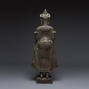 A large bronze Lopburi-style standing Buddha Shakyamuni, Thailand or Cambodia, 20th C. — foto 4