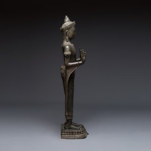 A large bronze Lopburi-style standing Buddha Shakyamuni, Thailand or Cambodia, 20th C. — foto 5