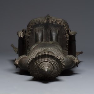 A large bronze Lopburi-style standing Buddha Shakyamuni, Thailand or Cambodia, 20th C. — foto 6