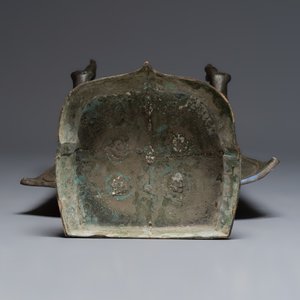 A large bronze Lopburi-style standing Buddha Shakyamuni, Thailand or Cambodia, 20th C. — foto 7