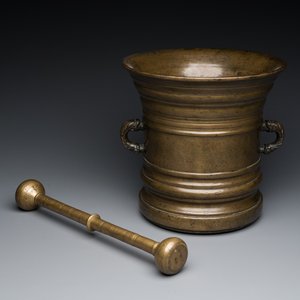 A large bronze mortar and pestle, probably France, 16/17th C. — photo 2