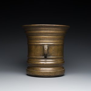 A large bronze mortar and pestle, probably France, 16/17th C. — photo 6