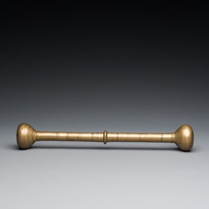 A large bronze mortar and pestle, probably France, 16/17th C. — photo 10