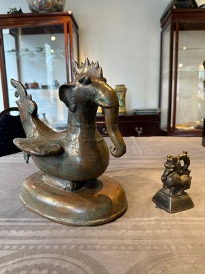 A large bronze sculpture and an opium weight in shape of Hintha or Hamsa, Burma/India, 17/18th C. — foto 1