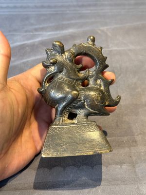 A large bronze sculpture and an opium weight in shape of Hintha or Hamsa, Burma/India, 17/18th C. — foto 15