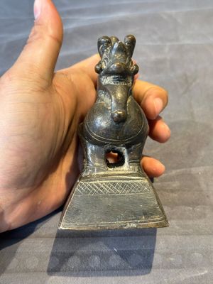 A large bronze sculpture and an opium weight in shape of Hintha or Hamsa, Burma/India, 17/18th C. — foto 16