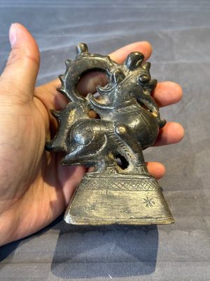 A large bronze sculpture and an opium weight in shape of Hintha or Hamsa, Burma/India, 17/18th C. — foto 17