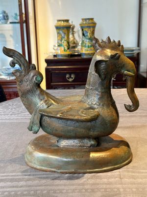 A large bronze sculpture and an opium weight in shape of Hintha or Hamsa, Burma/India, 17/18th C. — foto 2