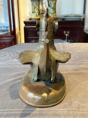 A large bronze sculpture and an opium weight in shape of Hintha or Hamsa, Burma/India, 17/18th C. — foto 4