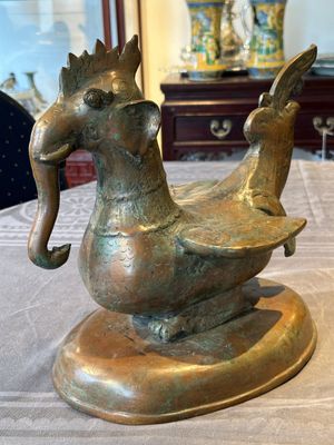 A large bronze sculpture and an opium weight in shape of Hintha or Hamsa, Burma/India, 17/18th C. — foto 6