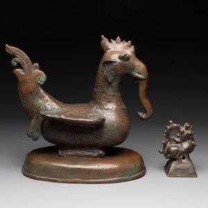 A large bronze sculpture and an opium weight in shape of Hintha or Hamsa, Burma/India, 17/18th C. — foto 2