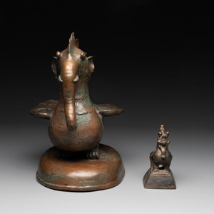 A large bronze sculpture and an opium weight in shape of Hintha or Hamsa, Burma/India, 17/18th C. — foto 3