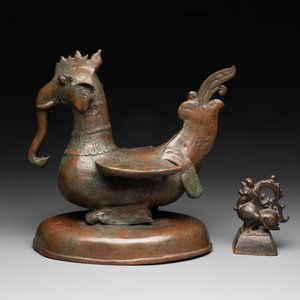A large bronze sculpture and an opium weight in shape of Hintha or Hamsa, Burma/India, 17/18th C. — foto 4