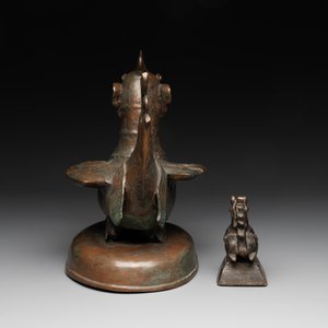 A large bronze sculpture and an opium weight in shape of Hintha or Hamsa, Burma/India, 17/18th C. — foto 5