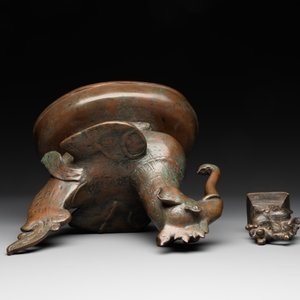 A large bronze sculpture and an opium weight in shape of Hintha or Hamsa, Burma/India, 17/18th C. — foto 6