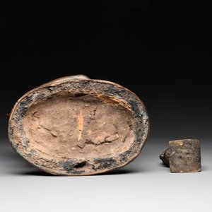 A large bronze sculpture and an opium weight in shape of Hintha or Hamsa, Burma/India, 17/18th C. — foto 7