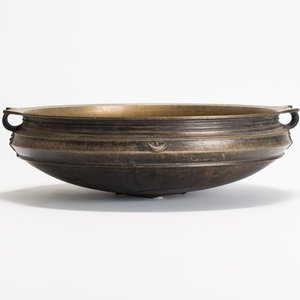 A large bronze temple bowl or 'urli', South India, 19th C. — photo 1