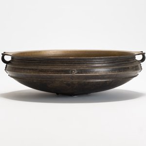 A large bronze temple bowl or 'urli', South India, 19th C. — photo 3