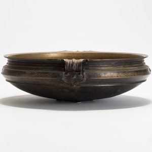A large bronze temple bowl or 'urli', South India, 19th C. — photo 4