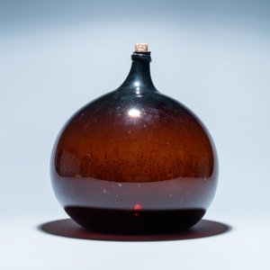 A large brown glass bottle, 18th C. — 照片 4