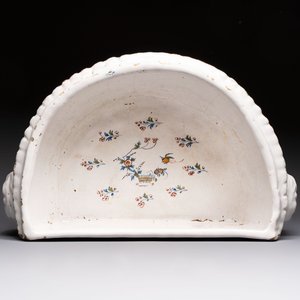 A large Brussels faience 'A la Haie Fleurie' water basin, 18th C. — foto 6