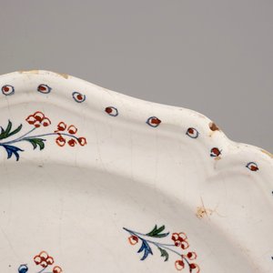A large Brussels faience dish, decor "A la haie fleurie", 18th C. — photo 2