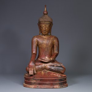 A large Burmese gilt lacquer Buddha in bhumisparsha mudra, 19/20th C. — photo 1