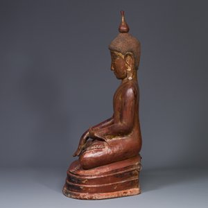 A large Burmese gilt lacquer Buddha in bhumisparsha mudra, 19/20th C. — photo 4
