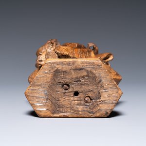 A large carved oak Madonna and child on a crescent moon, The Netherlands, probably Utrecht, last quarter 15th C. — 照片 7