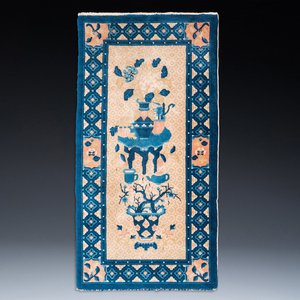 A large Chinese 'antiquities' rug, 19th C. — 照片 1