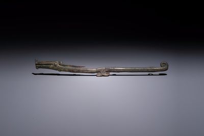 A large Chinese archaic bronze dragon-shaped fitting, early Western Zhou — photo 1