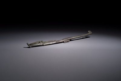 A large Chinese archaic bronze dragon-shaped fitting, early Western Zhou — photo 2