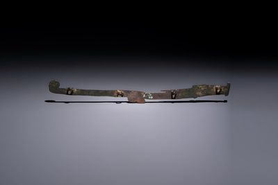 A large Chinese archaic bronze dragon-shaped fitting, early Western Zhou — photo 3