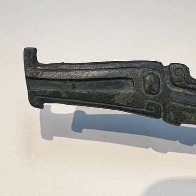 A large Chinese archaic bronze dragon-shaped fitting, early Western Zhou — photo 9