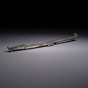 A large Chinese archaic bronze dragon-shaped fitting, early Western Zhou — photo 1