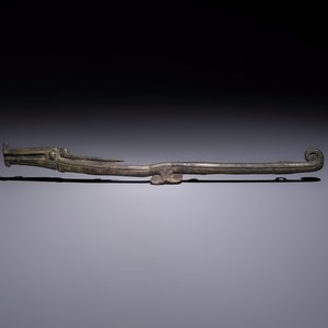 A large Chinese archaic bronze dragon-shaped fitting, early Western Zhou — photo 2