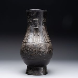 A large Chinese archaistic arrow vase with Taotie design, 'Touhu 投壺', Yuan/Ming — 照片 3
