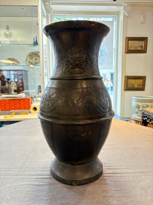 A large Chinese archaistic bronze 'hu' vase, Ming — 照片 1