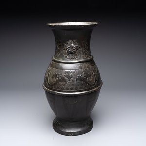 A large Chinese archaistic bronze 'hu' vase, Ming — 照片 1