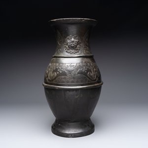A large Chinese archaistic bronze 'hu' vase, Ming — 照片 2