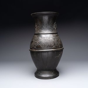 A large Chinese archaistic bronze 'hu' vase, Ming — 照片 3