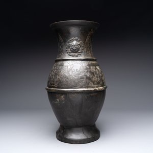 A large Chinese archaistic bronze 'hu' vase, Ming — 照片 4
